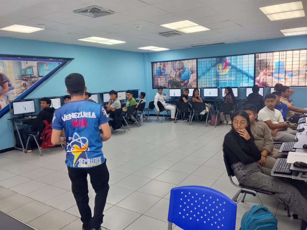 ZuliaInfocentro's tweet image. 📸 Así se vivió la jornada de formación en Robótica Intensiva con la Categoría Innovación

Este jueves, de la mano de nuestro facilitador José Flores, los participantes continuaron su proceso de formación, explorando nuevas herramientas y conceptos clave. 🛠️