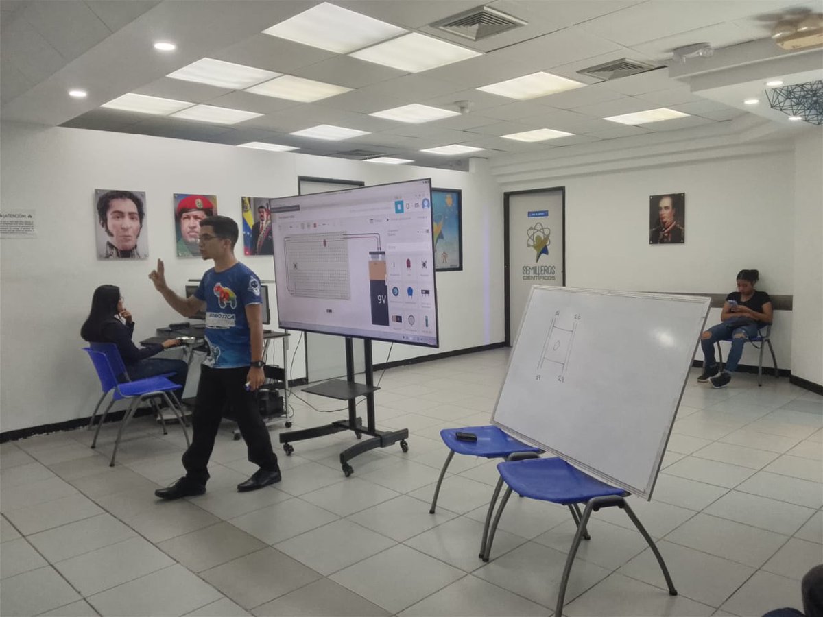 ZuliaInfocentro's tweet image. 📸 Así se vivió la jornada de formación en Robótica Intensiva con la Categoría Innovación

Este jueves, de la mano de nuestro facilitador José Flores, los participantes continuaron su proceso de formación, explorando nuevas herramientas y conceptos clave. 🛠️