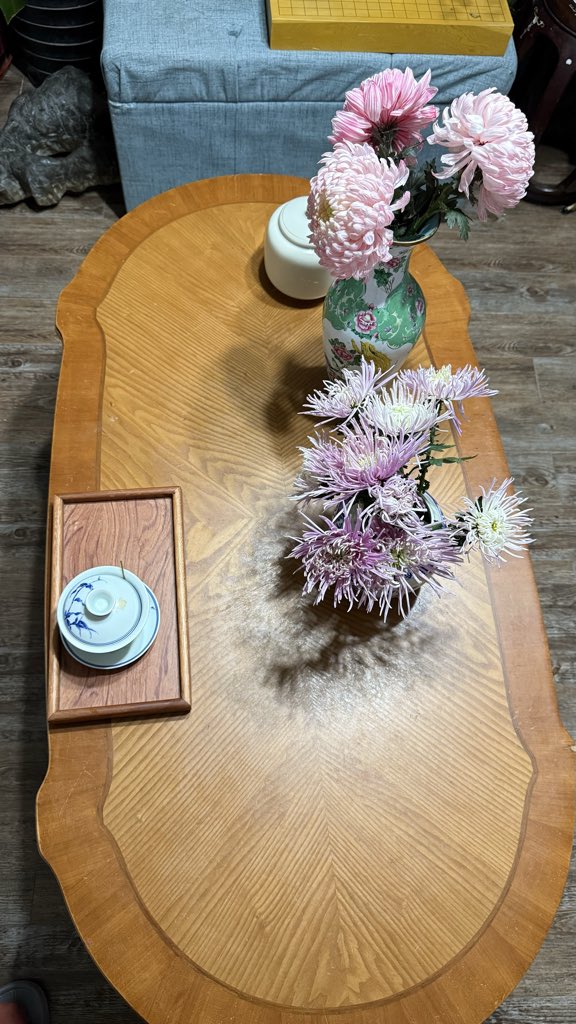 在天朝，做一个讨好型人格者，这是把我可以吃这四个字挂在脸上。有时你指望他们也能考虑你一点，他们就真的只会肆无忌惮的占你便宜。包括并不限于朋友、亲戚、员工。在特定社会极难存在什么真正的友谊或者情谊。你能做到的不过是在复杂恶劣的社会环境下如何避免吃太多的亏，受太多的欺负而已。