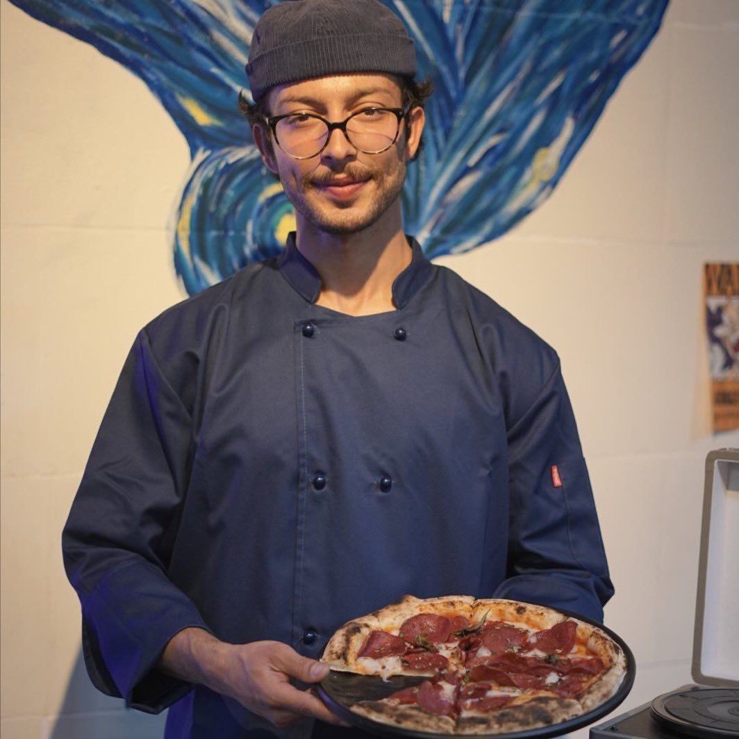 این پسر پدر مادر نداره که صداش باشن و اسمشو پخش کنن. اسمش دانیال هست و از ۱۸ دی در ایذه بازداشت شده. صدایش باشیم و نگذاریم در سکوت خبری مبادا بلایی سرش بیاورند..
#دانیال_صالحی