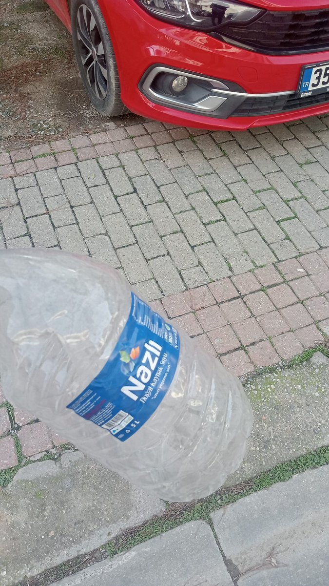 48 saattir İzmirde su yok neden mi? çünkü su pompasına yıldırım düşmüş fakat yıldırım düşmeden 24 saat önce pompa Yıldırım düşer diye kendini koruma altına alıp su vermeyi kesti millet damacana su ile taharet alıyor  800 tl su parası ödüyoruz hem damacanaya <a href="/izmirhim/">İzmir HİM</a> <a href="/izsugm/">İZSU Genel Müdürlüğü</a>