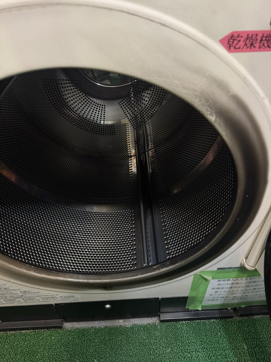 コインランドリーで何を乾燥させてるかわかる方教えてください🙇‍♂️ 長年に渡り、この乾燥機だけ真っ黒で、アルコールシートでも落ちないんです🙇‍♂️  フィルターの埃もここだけ真っ黒。 掃除の際、触ると手が真っ黒になります😳 黒い原因を出す物を専属で乾燥させてる ...