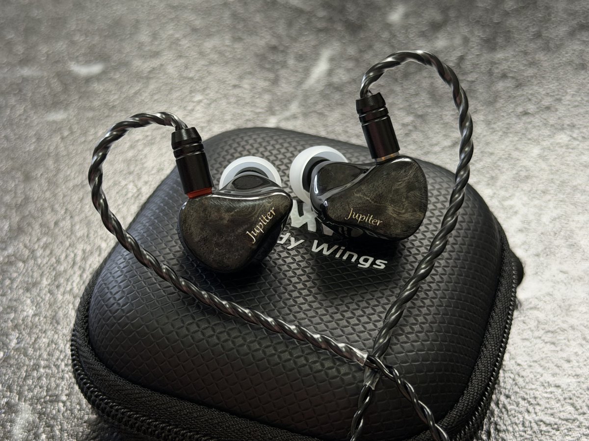 MelodyWingsCN's tweet image. Each set of Jupiter is crafted from natural wood, with no 2 pieces exhibiting exactly the same grain.

A unique mark bestowed by nature, a one-of-a-kind romantic gift.

Don't strive for perfect same; The natural variation is the most precious.

#jupiter #earphones #music #Audio