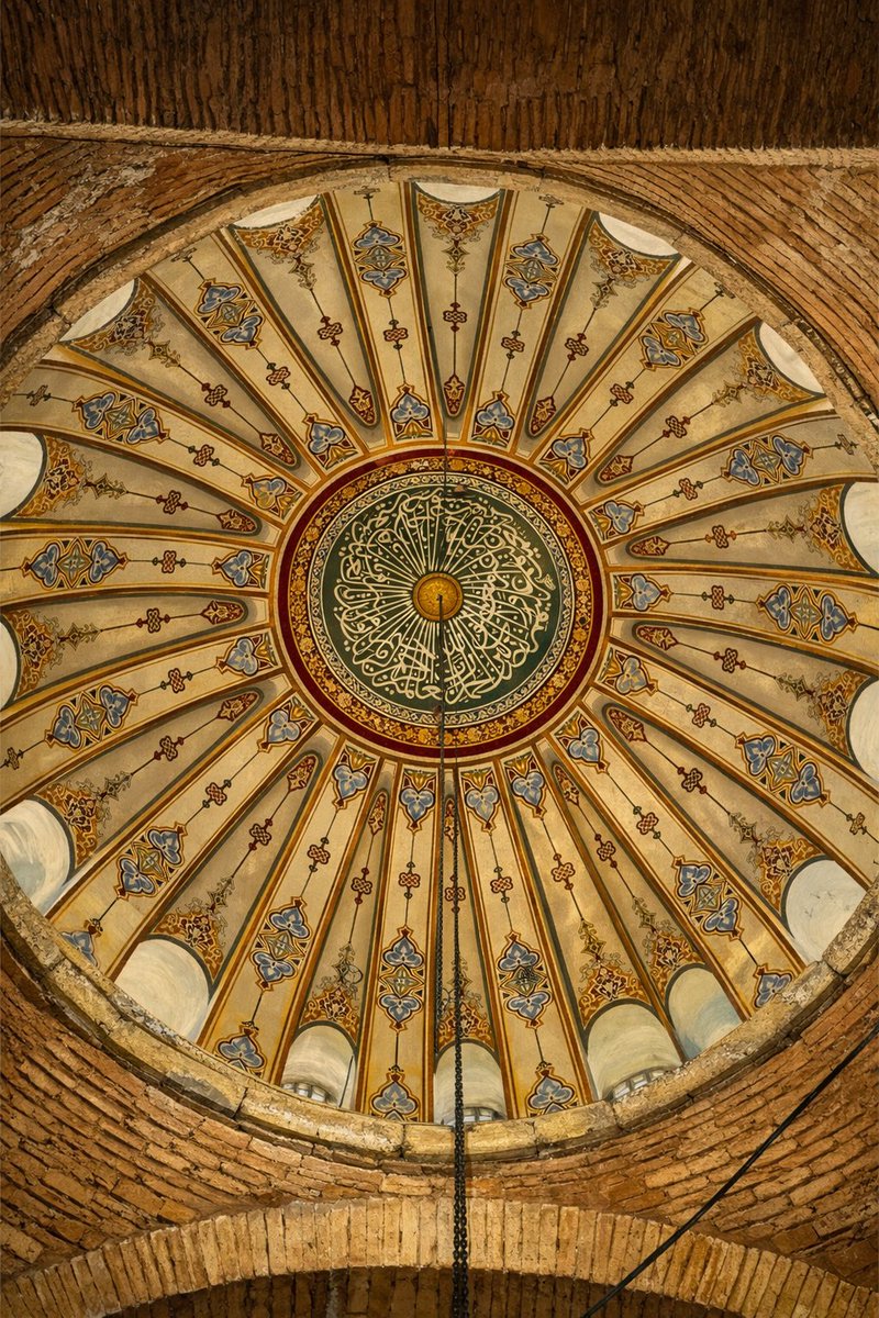 Bazen tek ihtiyaç, kalbin sessizce rabbine dönmesidir...huzur da orada başlar. "🤍🌿

~
Kalenderhane cami 📸