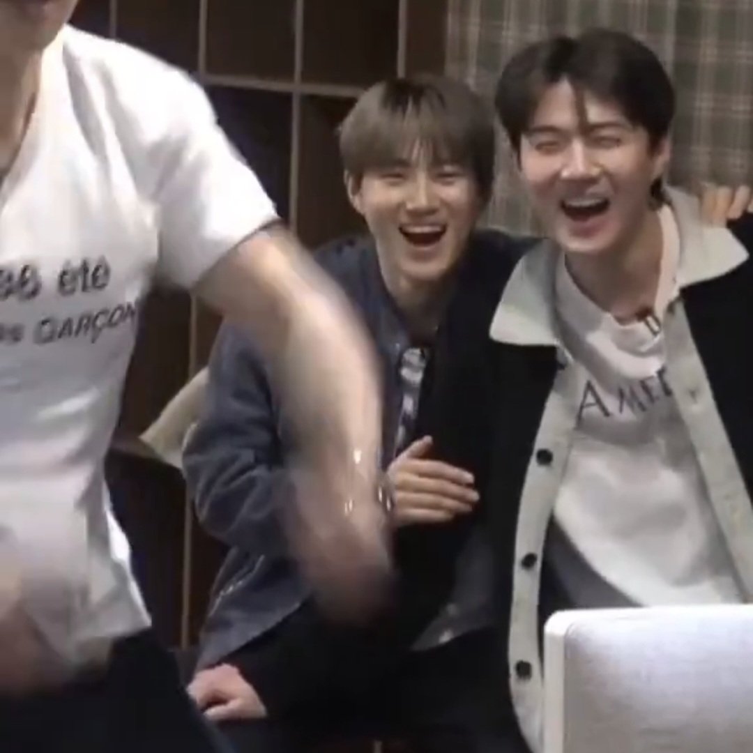 새준 또 한 명은 눈꼬리 올라가고 한 명은 눈꼬리 내려가게 웃음