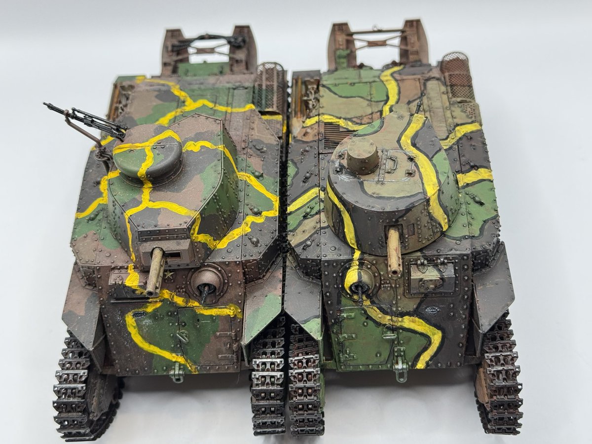 akky_Tank8's tweet photo. 左ハンドル&最旧式砲塔の八九式中戦車(甲)
と右ハンドル&新砲塔の八九式中戦車甲型後期型とのツーショット
履帯も違います
迷彩も異なります
#ZITADER #イ号ハイブリッド #最臼式砲塔 #ファインモールド #八九式中戦車甲型 #ETモデル #八九式中戦車可動履帯
#モデルカステン https://t.co/6FwaNNahTR