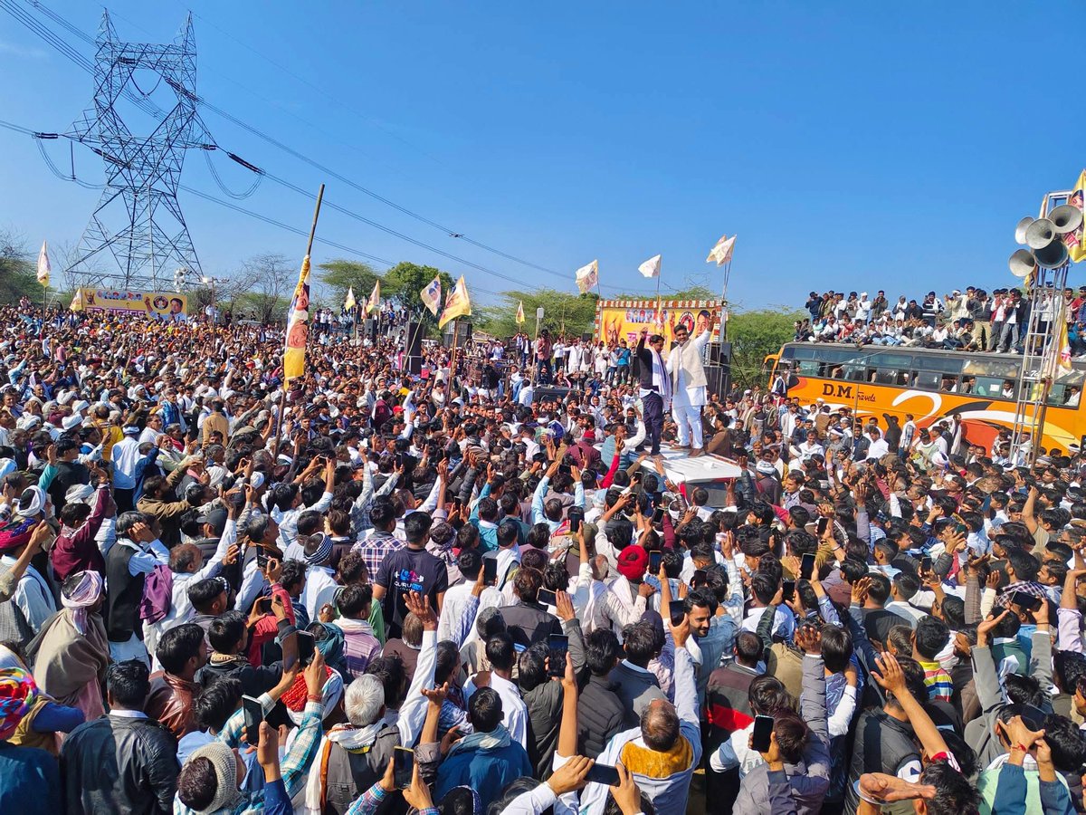 atulpradhansp's tweet photo. कोटडी मोड चौराहा, सोप(उनियारा), #राजस्थान में हो रहे #किसान_आन्दोलन में शामिल हुए। #किसान_आन्दोलन में उमड़ा जन सैलाब साबित करता है कि जनता वास्तविक मुददों पर चर्चा चाहती है और उनका निराकरण चाहती है। भटकाने वाले लोगों को अब जनता समझ चुकी है। विकास एवं शिक्षा जैसे विषयों अब महत्वपूर्ण बन चुके है।
#जन_आंदोलन 
@NareshMeena__