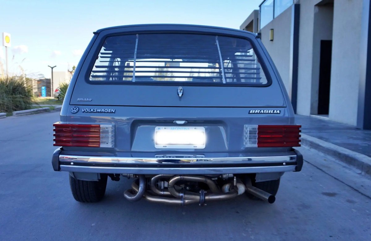 Desde que mandamos este Brasilia a subasta, no puedo dejar de pensar en ese escape ahí atrás, abajo, y a la vista.

No puedo dejar de pensar y compararlo con estos 3 monstruos que siempre nos refriegan los escapes por la cara.