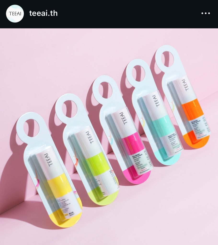 ฮีแอบขายยาดมธีอ้ายนะะ แต่เฟรชจริง กลิ่นมะนาวหอมๆเฟรชๆ ใครยังไม่เคยลอง ไปลองกันได้ สิ่งเดียวในกระเป๋าที่เราซื้อตามเตนล์ได้ 555555555