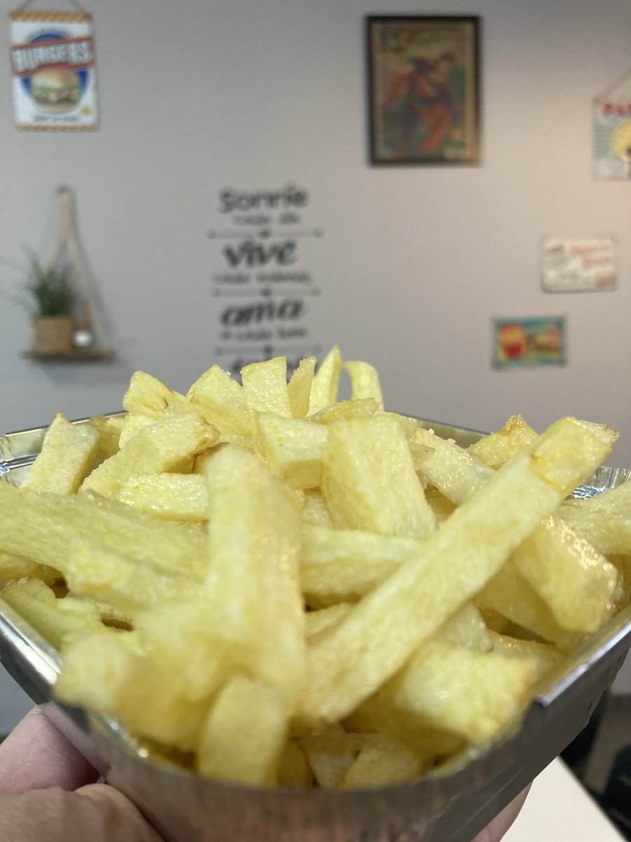 Algo tan rico y tan sencillo como unas patatas 🥔 fritas <a href="/Taberna_esparta/">Las niñas</a> #espartinas