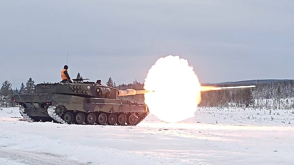 KainuunPR's tweet photo. Panssarivaunuosastomme täyttää sunnuntaina 50 vuotta. 🎂
1.2.1976 perustetun osaston ensimmäisenä kalustona oli kaksi neuvostoliittolaisia T-54 vaunua. Nykyään kalusto koostuu tulivoimaisista saksalaisista Leopard 2A4 -taistelupanssarivaunuista.
#kaipr #maavoimat #psv #kaijp https://t.co/nrFB3grlRh