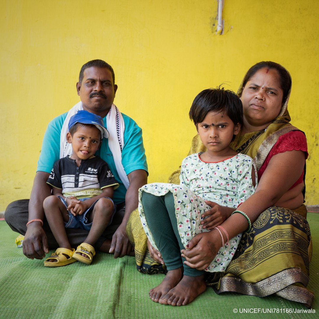 छत्तीसगढ़ प्रदेश के आदिवासी बहुल इलाक़ों में, लम्बे समय तक चलने वाली बीमारियों से जूझ रहे परिवार, अब केवल इलाज पर ही नहीं, बल्कि एक-दूसरे के सहारे पर भी भरोसा कर रहे हैं।

जशपुर ज़िले के कई गाँवों में, सहकर्मी सहायता समूह बैठकों के माध्यम से, सिकल सैल रोग (Sickle Cell Disease),