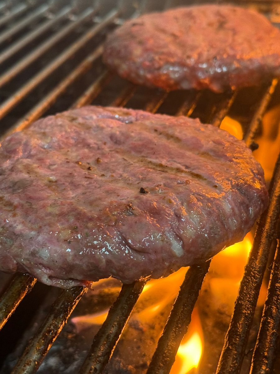 A fuego 🔥 lento y súper jugosa nuestras hamburguesas 🍔 

<a href="/Taberna_esparta/">Las niñas</a> #espartinas #lasniñasespartinas