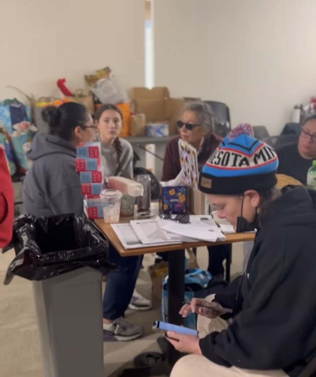 giova_77's tweet photo. Sapete come si organizzano i cittadini a Minneapolis quando lo Stato smette di proteggere e inizia a perseguitare?
Ve lo racconto partendo da un caffè. https://t.co/DLu3MI1KIl https://t.co/TlQdwqnMkb