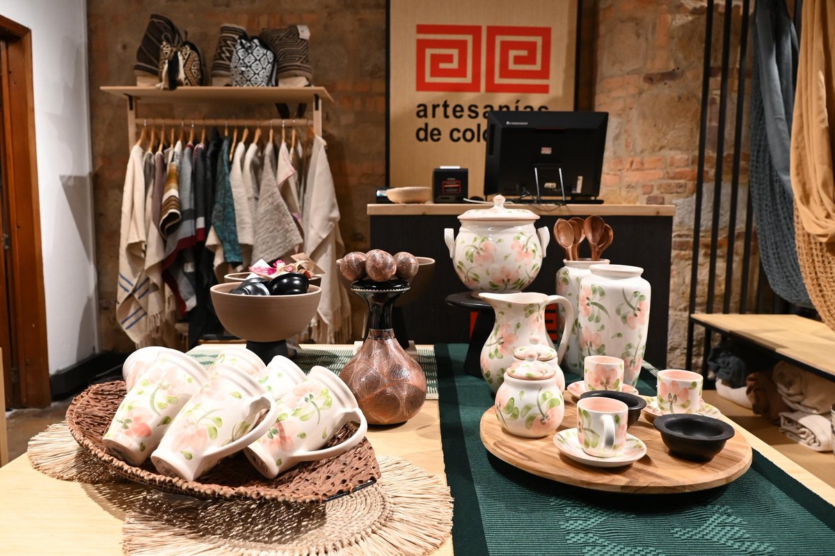 artesaniasdcol's tweet image. ¡Regala con propósito! 🎁 En nuestra #TiendaEnLínea encuentras las mejores #ArtesaníasColombianas y apoyas directamente el talento y la tradición de los artesanos del país. Un detalle único para tus seres queridos.

Te esperamos en  artesaniasdecolombiatienda.com.co