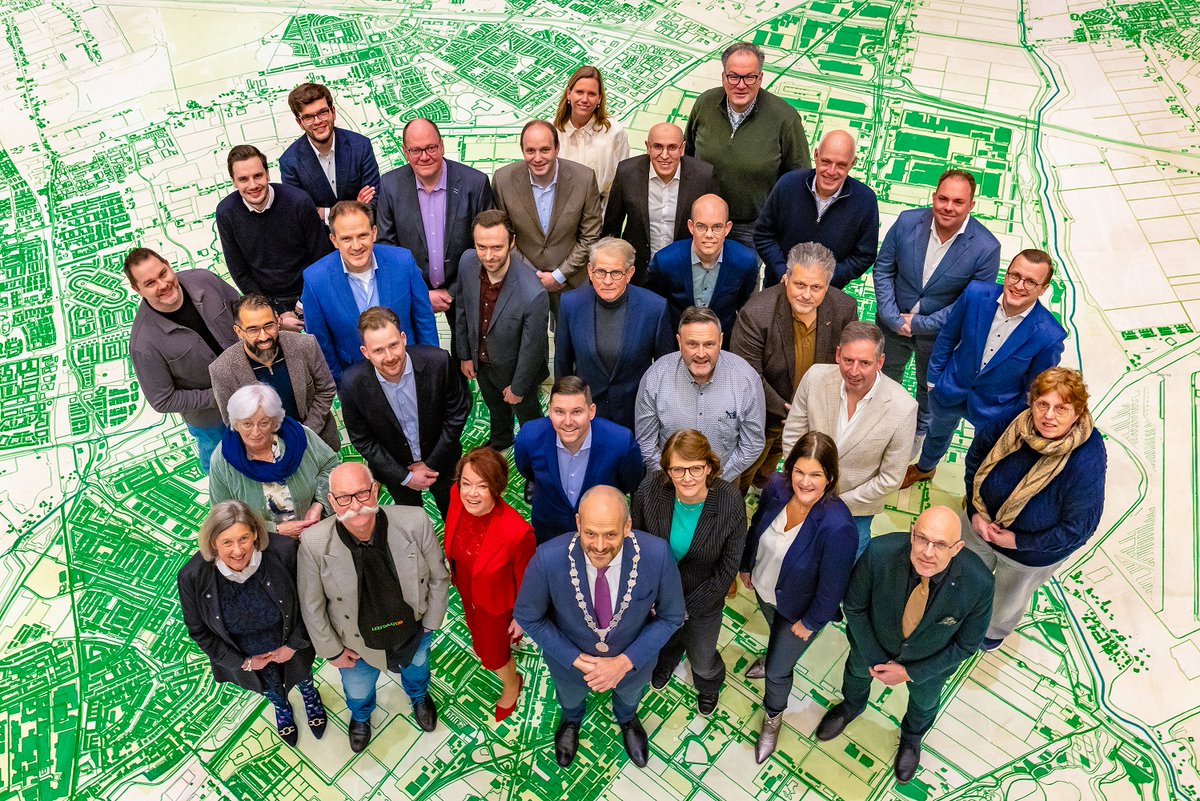 Nieuwe burgemeester, nieuwe groepsfoto ... Gisteren was de eerste raadsvergadering met onze nieuwe burgemeester Rik van der Linden als voorzitter. 
Wie over 2 maanden op de groepsfoto staan, bepaal jij! Als je op 18 maart gaat stemmen bij de gemeenteraadsverkiezing. #elkestemtelt