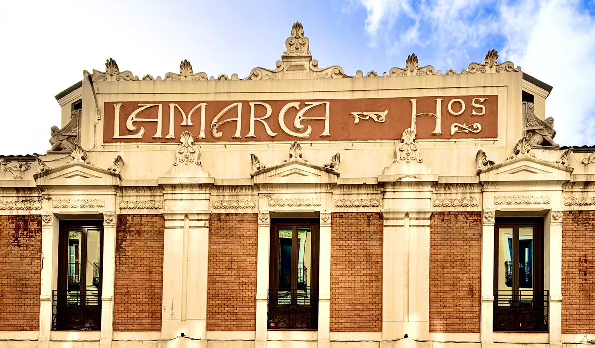 Bonito rótulo de la fábrica de carruajes Lamarca.