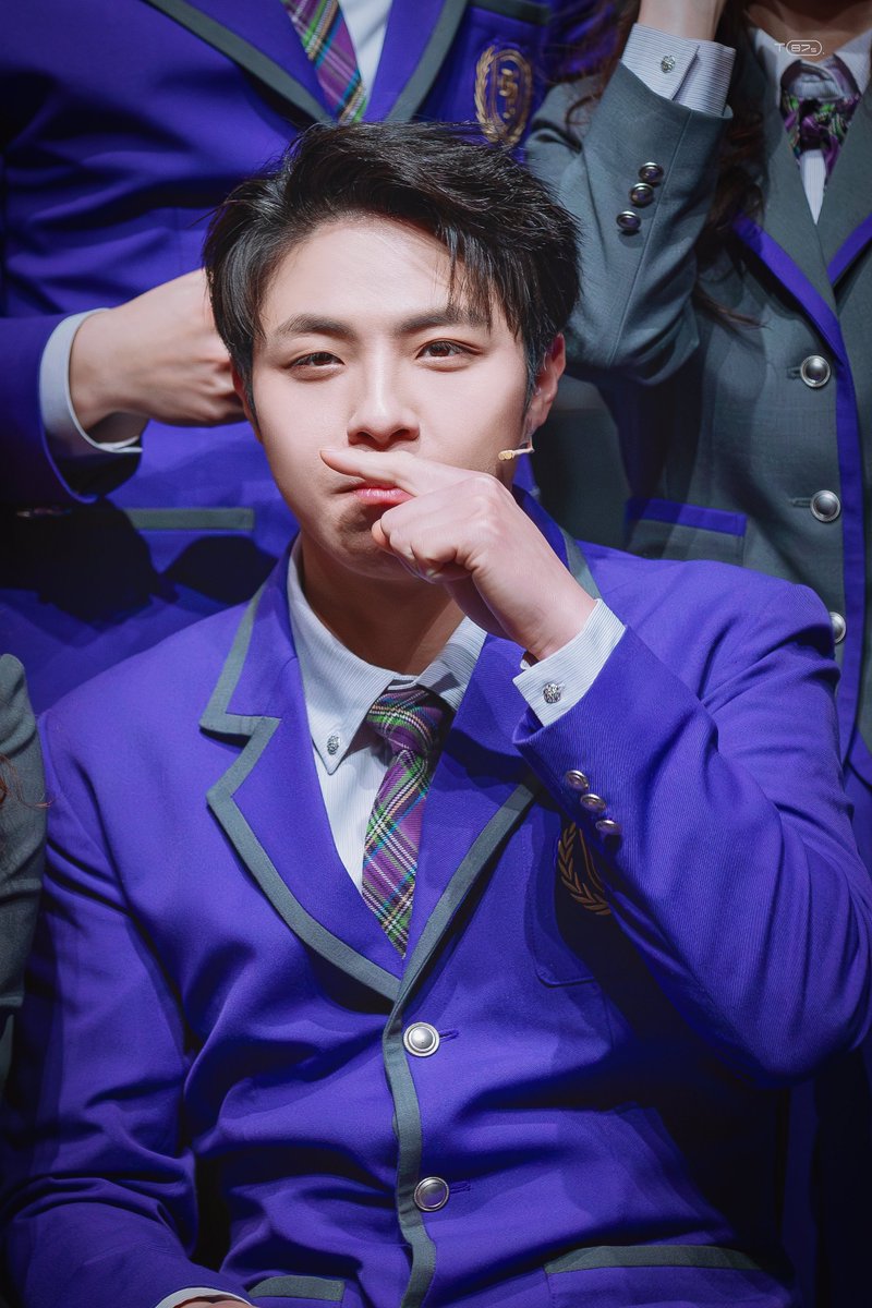 to_87s's tweet image. 260128 낮 뮤지컬 &amp;lt;타오르는 어둠 속에서&amp;gt;
그래이공 DAY 포토타임
#까를로스 #박정원 배우님

정원까를 네컷🥸🌸🫶🏻🌭