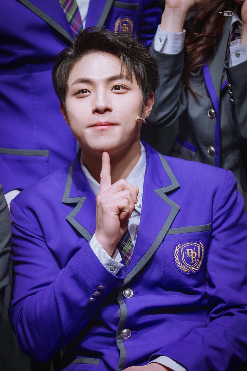 to_87s's tweet image. 260128 낮 뮤지컬 &amp;lt;타오르는 어둠 속에서&amp;gt;
그래이공 DAY 포토타임
#까를로스 #박정원 배우님

정원까를 네컷🥸🌸🫶🏻🌭