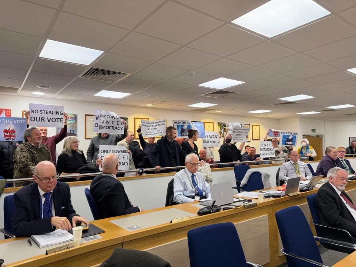 wickfordsos's tweet photo. Last night #Basildon Councils Meeting descended into chaos. 🆘 could not ask the #CouncilTax Payers £40m question as Procedural rules were used to terminate the meeting 😡
@Essex_Echo @bbcessex
@PrivateEyeNews @dailytelegraph 

🆘 read the £40m question https://t.co/jwtjqg3W3V https://t.co/7MXXDaph2x