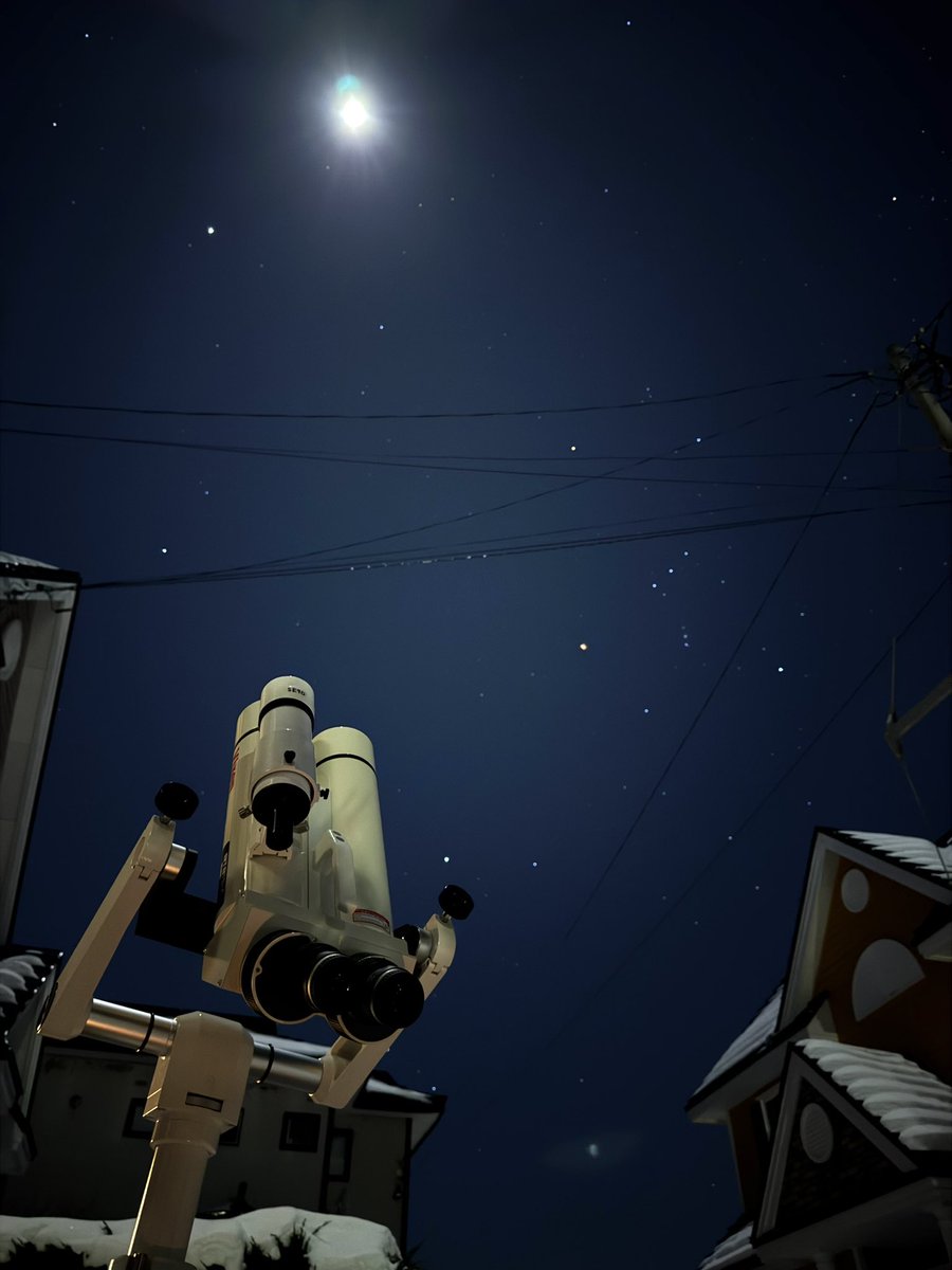 函館は久しぶりの星空…今夜は届いたばかりの対空双眼鏡のファースト・ライトでした。月齢11の月は高度74度と天頂近くの高い位置にありましたが、接眼部が45度曲がっているので首が疲れません！光度マイナス2.6等の木星を見れば、ガリレオ衛星が一直線に並んでいました。対空双眼鏡は、今後、観望会で