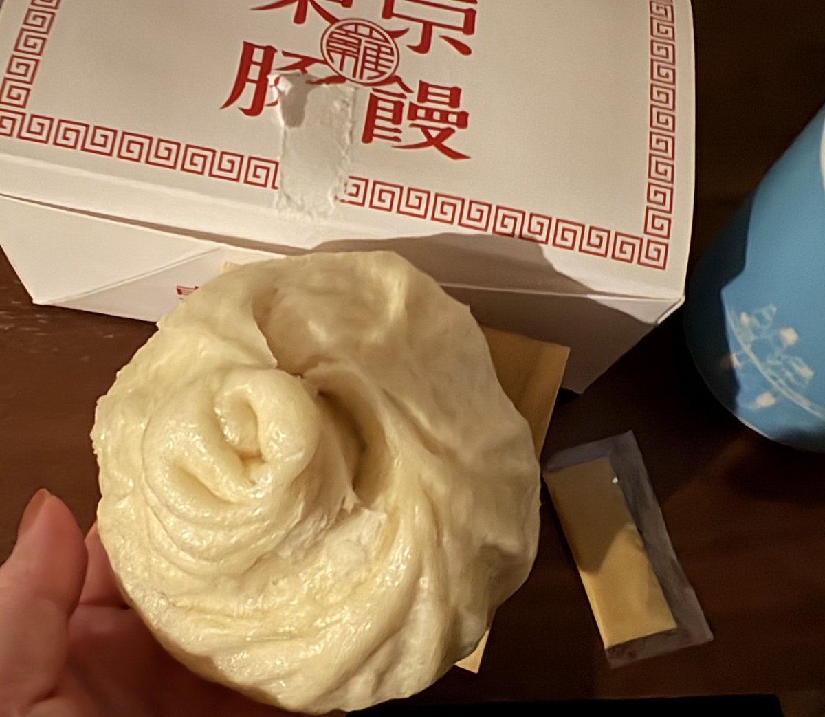 ライブの帰りに寄ったら残ってたし並びも少なかったので買ってみた！
551と近いけど比べると
皮は少しモチっとよりフカっとしてる
餡は少し柔らかいかな？
味は少し胡椒か何かスパイス系が強くて玉ねぎ臭さが控えめ
味はファミマの黒豚まんのほうが似てるかも
でも美味しかったー！