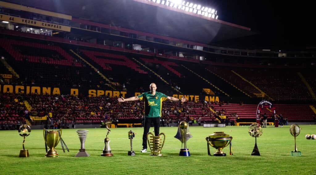 podem perceber uma coisa, toda provocação da torcida do santa tem relação com Magrão 

pra eles, o auge de um jogador foi ter marcado em cima de Magrão, essa é a referência pra se tornar ídolo lá 

enquanto o auge de Magrão foi se destacar na Libertadores 

o maior da história