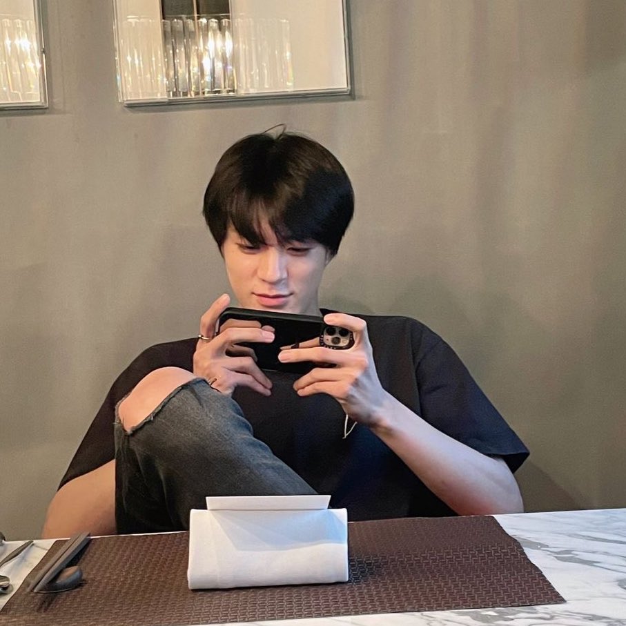 _imaeyed_'s tweet image. ถ่ายยัง

อะไร

นี่ผมแอคท่าให้คุณถ่ายอยู่นานละ เร็วๆเลย

ค้างไว้ก่อน ใกล้จบเกมแล้ว

ทำไมผมต้องฟัง

เพราะเจนสั่ง

ได้ดิเจน ได้ครับเธอ