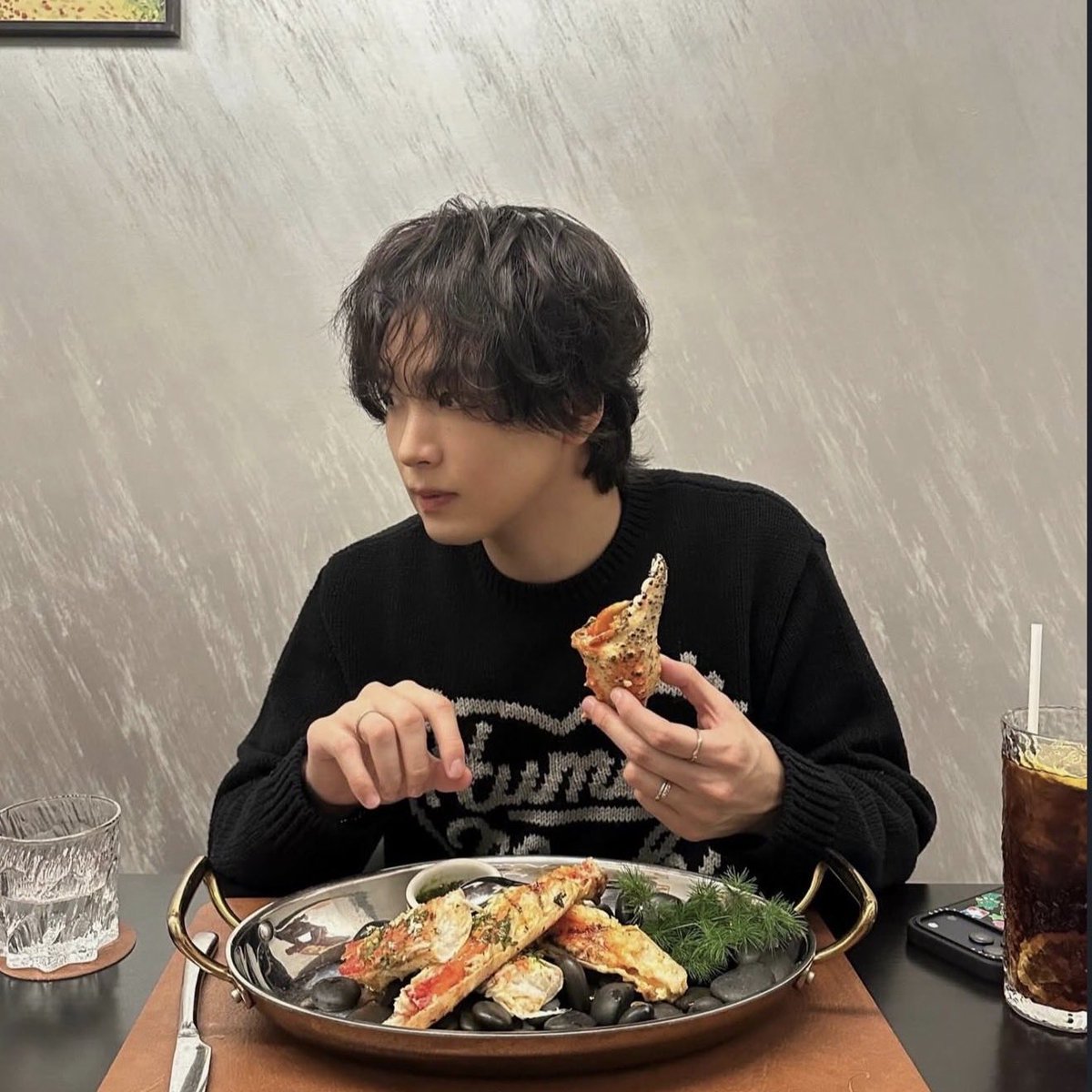 _imaeyed_'s tweet image. ถ่ายยัง

อะไร

นี่ผมแอคท่าให้คุณถ่ายอยู่นานละ เร็วๆเลย

ค้างไว้ก่อน ใกล้จบเกมแล้ว

ทำไมผมต้องฟัง

เพราะเจนสั่ง

ได้ดิเจน ได้ครับเธอ