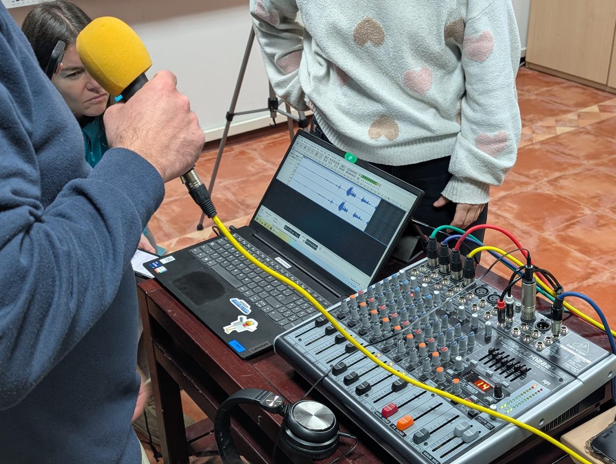 CFIE_Avila's tweet photo. Hoy, dentro del itinerario TIC del @CrieNaturavila, estamos con Carlos Herráez descubriendo todos los secretos de la mesa de #radio 🎤 y la edición con #Audacity. 🎧💻
¡Seguimos impulsando la #CompDigEdu_CyL! 🚀 #formaciónCyL @CFIE_Avila #RadioEscolar  @educacyl https://t.co/MPgtAonn2F