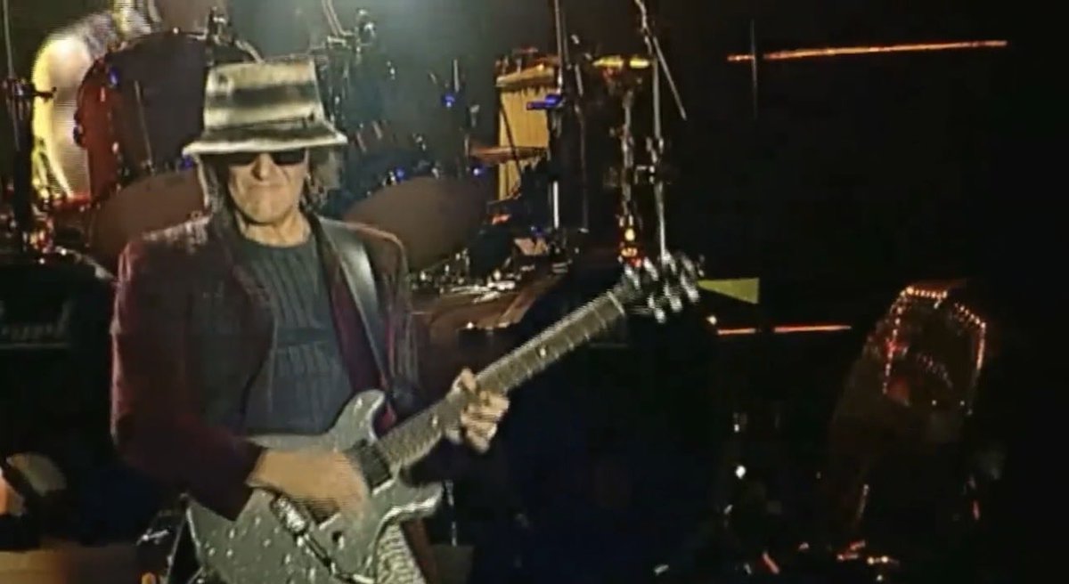 A_J_Beaton's tweet photo. @TheRealSambora Yo Richie, I’ve been trying to figure out what guitar this is from the 2000 Crush tour. Sounded like a beast. Would love some insight into that rig! https://t.co/PV6iM9T7Ki