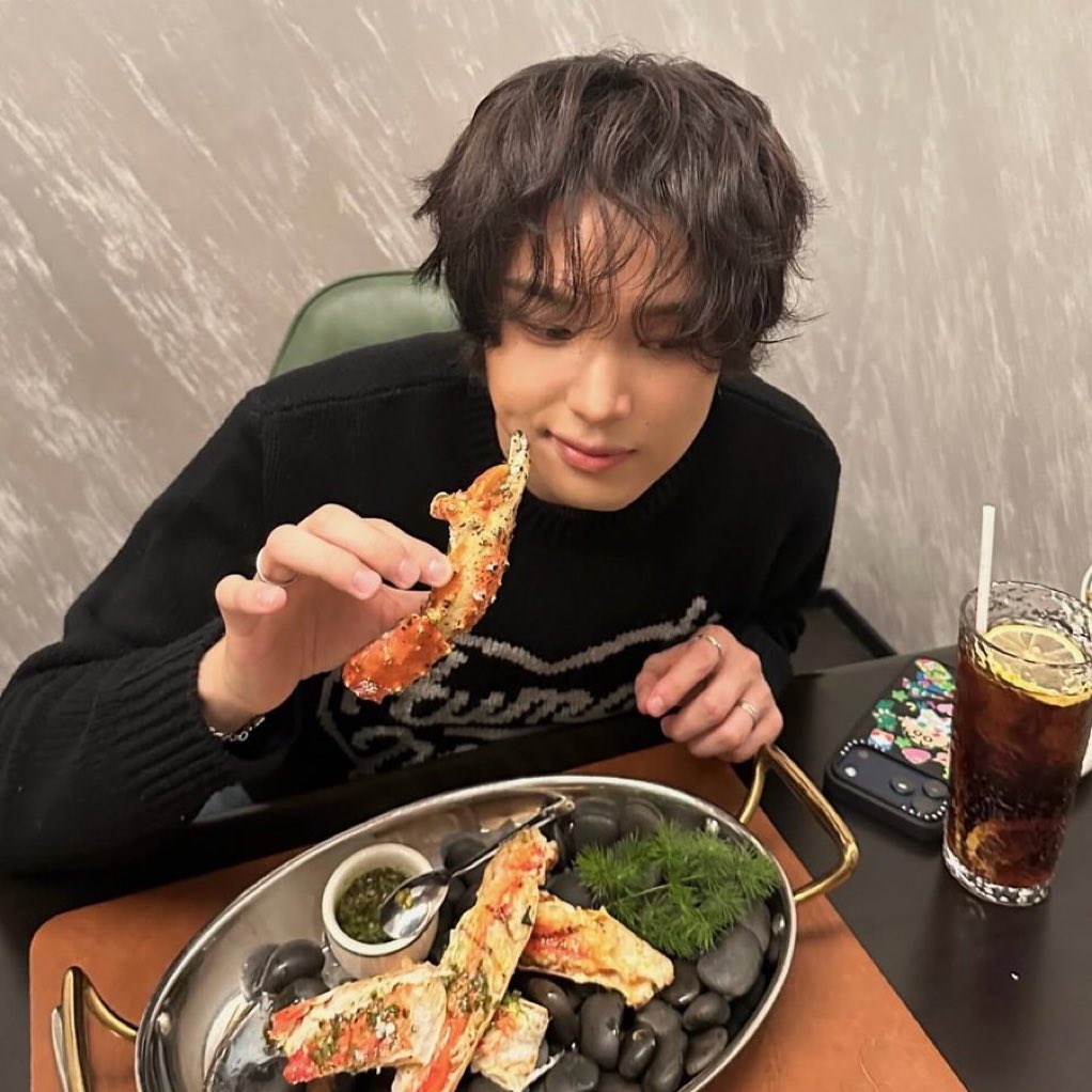 aku gak peduli king crab lobster jutaan dan lemonti km sayang. yang aku pedulikan hanya senyum setengah inch beserta lesung pipi beserta tangan lentik imup dan rambut kiting yang menghiasi dan menyempurnakan kecantikanmu. i love you my iting sayang cantik.