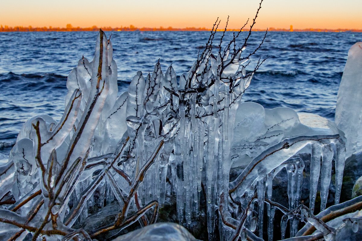 Wat is het fris ❄️ heerlijk weer voor een winterse wandeling! Helaas vriest het (nog) niet… dus doen we een kleine throwback naar dit prachtige winterse plaatje aan het water.

📷 <a href="/kicksfotos/">kicksfotos.nl</a>