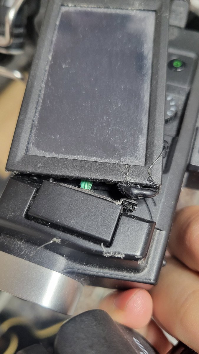 久しぶりにスタジオでギター弾いてる動画を撮りたいなーって思ってどこにやったかも忘れたホコリだらけのZOOM Q8をやっとの思いで探し出したら液晶部分大破してた。普通に使えたけど🫠