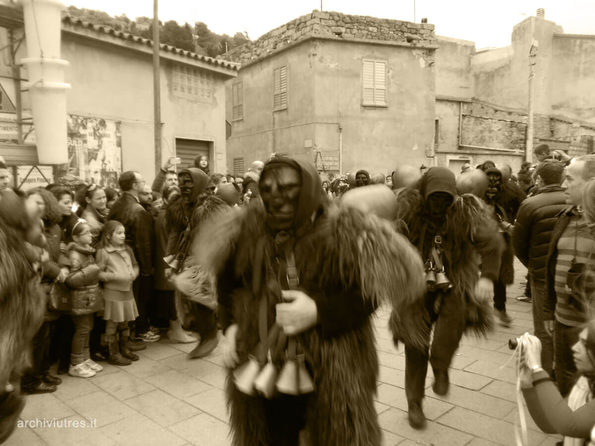 Il Carnevale in #Sardegna, noto con il nome di Su Carrasegare, non è una semplice festa stagionale né un evento di intrattenimento collettivo. È, piuttosto, una sospensione rituale dell’ordine ordinario, un rito simbolico... archiviutres.it/luoghi-e-socie…
#archiviutres #carnevalesardo