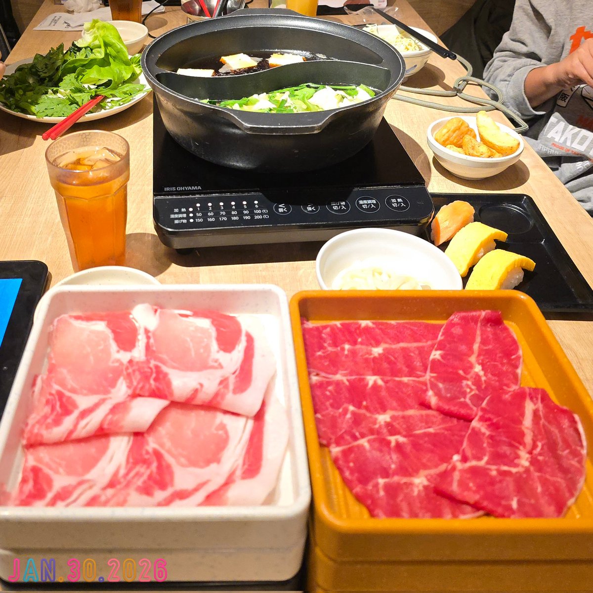 這家涮乃葉是什麼血汗企業嗎？怎麼每個員工都面如死灰？幸好東西還蠻好吃，連沙瓦都可以喝到飽！
#midnightgourmets
#my365