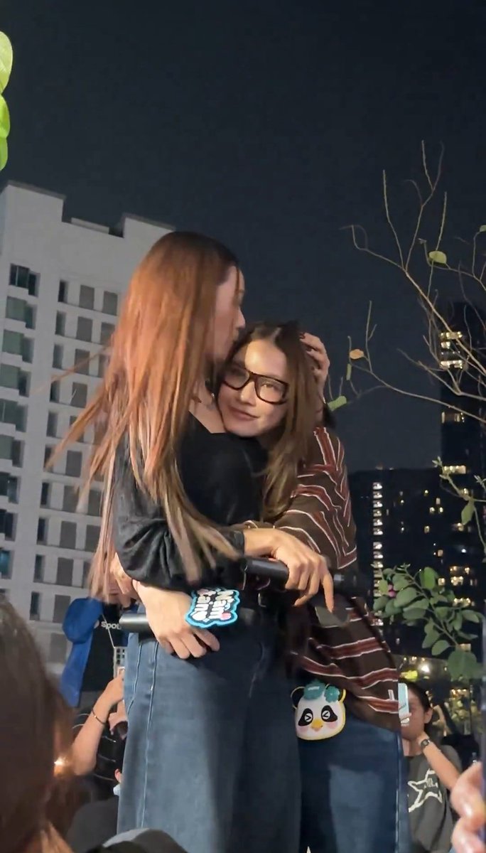 ddeulgiseyo's tweet image. SHE REALLY KISSED NAMTAN’S HEAD OH MY GODDD SHE’S ALL YOURS BAOBAO NO DOUBT 😭😭😭😭😭

NAMTANFILM LUNAR OUR FAM 
#สนามอ่านเล่น2026xNamtanFilm