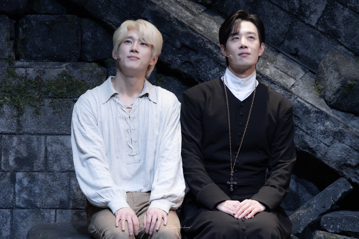 260130 뮤지컬 < 나르치스와 골드문트 >
YES24 마리아브론 전관 포토타임

나르치스 ㅣ #최호승 배우님
골드문트 ㅣ #김서환 배우님

-
죽음을 생각하나, 골드문트