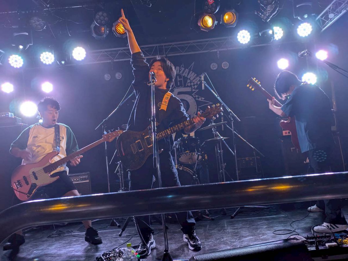 Wolf in Car tweet media