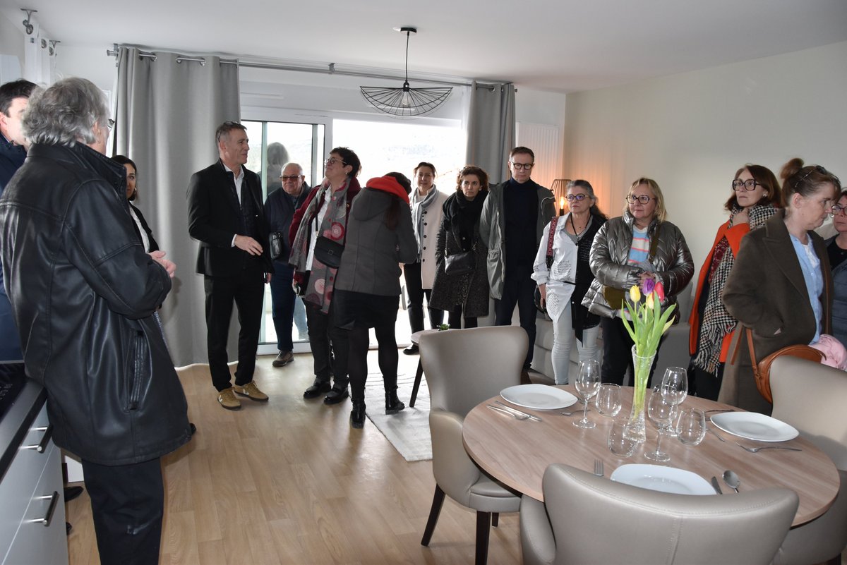 🏡 Inauguration de la résidence autonomie La Vallée du Bédat à Cébazat. Ce lieu de vie moderne (80 logements, 6 000 m², 20 M€) pour les seniors, porté par le SISPA Vivre-Ensemble, incarne l’engagement du territoire pour le bien vieillir.
#Cébazat #Autonomie #BienVieillir
