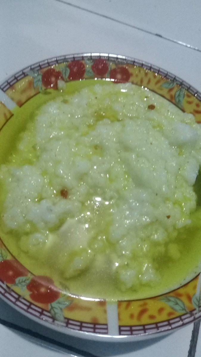Ada sisa nasi biar ckup buat ber 5 ahirnya di akalin buat bubur dgn bumbu kuah kuning seadanya didapur hehe 
Suapin si bungsu sambil netesin air mata,ga nyngka bkal ngalamin hal ini, brsyukur nya anak2 ku ga pernah ngeluh dlm keadaan apapun,senyuman mereka yg buat aku ttp kuat 🥰