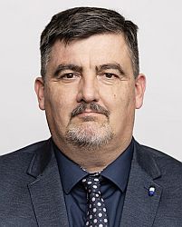 Chudák poslanec Lang brečí, že v pátek v 15:25 musí pracovat v parlamentu 😰😰😰😰
Snad to soudruh co bere rentu od policie a poslanecký plat nějak vydrží