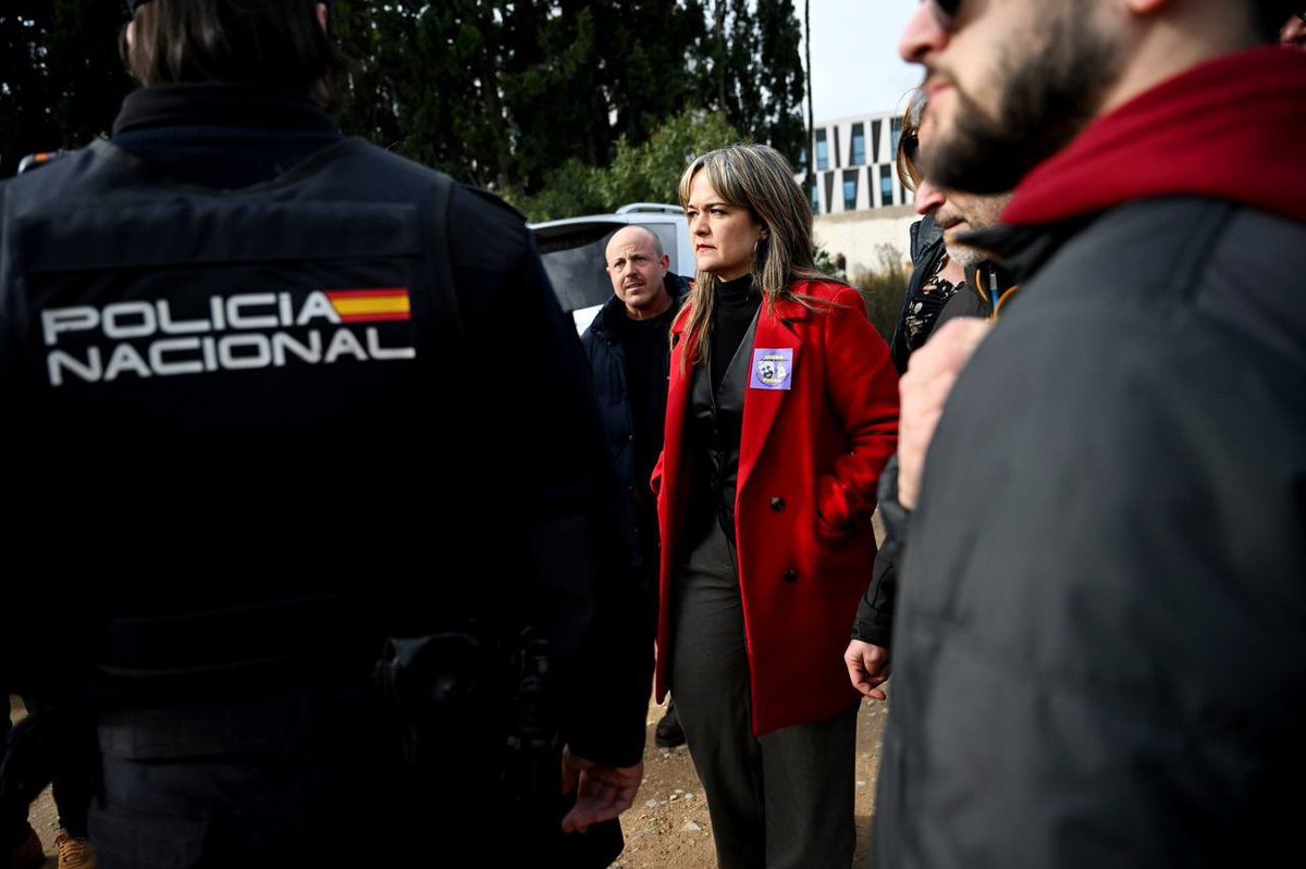 IreneMontero's tweet photo. A Quirón no le gusta que defendamos la sanidad pública en Zaragoza y han llamado a la policía. ¡Que dejen de usar recursos públicos para proteger sus negocios!

Con el señor Azcón Quirón la salud es un negocio. Con Podemos este hospital será público. https://t.co/axGm43byL4