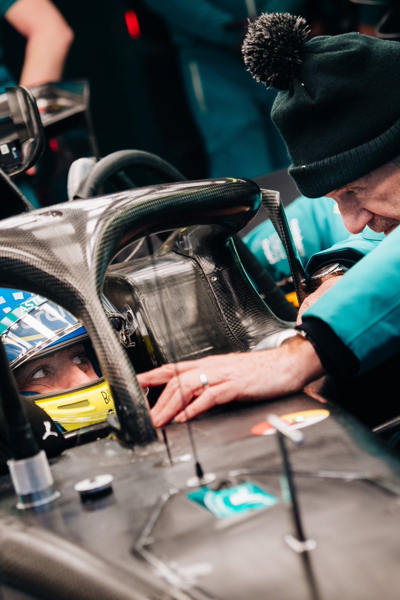 AstonMartinF1's tweet image. New era, same Fernando.

@alo_oficial completes his first laps in the Adrian Newey-designed AMR26.

#AMR26