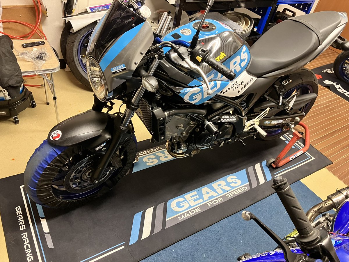 mikuhiiragi's tweet image. レースの転倒で壊れたスライダーやっと交換
ベビーフェイスからアグラスに変えてみた

レーシングマットも車体に合わせたカラーでいい感じ🩵

#GEARS 
#SV650