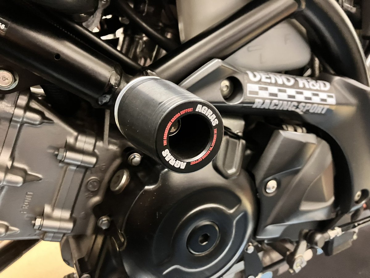 mikuhiiragi's tweet image. レースの転倒で壊れたスライダーやっと交換
ベビーフェイスからアグラスに変えてみた

レーシングマットも車体に合わせたカラーでいい感じ🩵

#GEARS 
#SV650