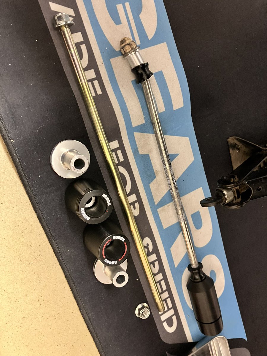 mikuhiiragi's tweet image. レースの転倒で壊れたスライダーやっと交換
ベビーフェイスからアグラスに変えてみた

レーシングマットも車体に合わせたカラーでいい感じ🩵

#GEARS 
#SV650