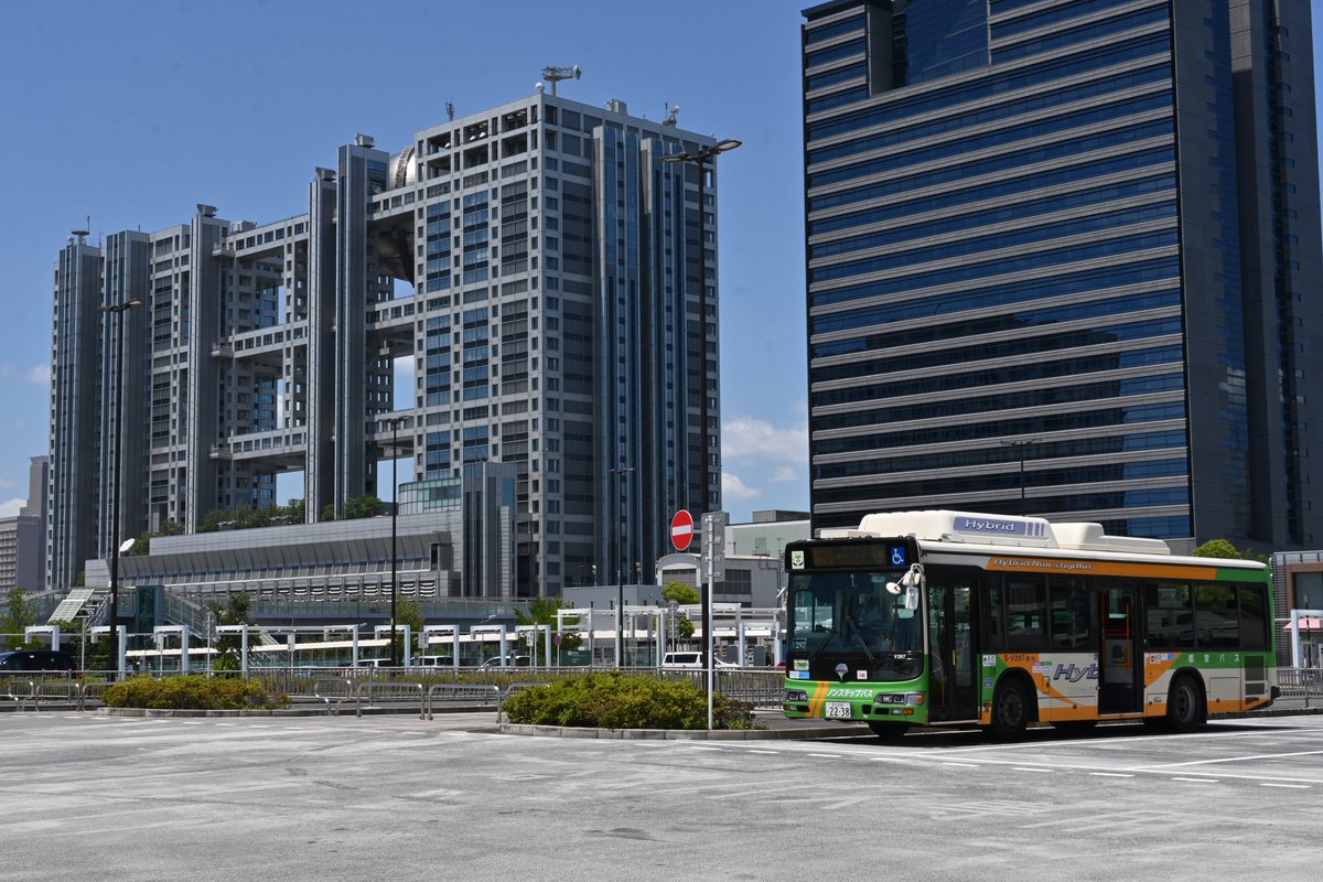 klmp37's tweet photo. 都営バスからブルーリボンシティハイブリッドが全廃となりました
東京臨海部において、この車両は脇役的存在でした。導入当初とは対照的に、晩年は閑散とした系統に活躍の場を留めましたが、増加するベイエリアの人出に対応すべく、代走等で幹線系統を走る場面も見られました。
長い旅に敬意を込めて https://t.co/b9fUFOWw2v