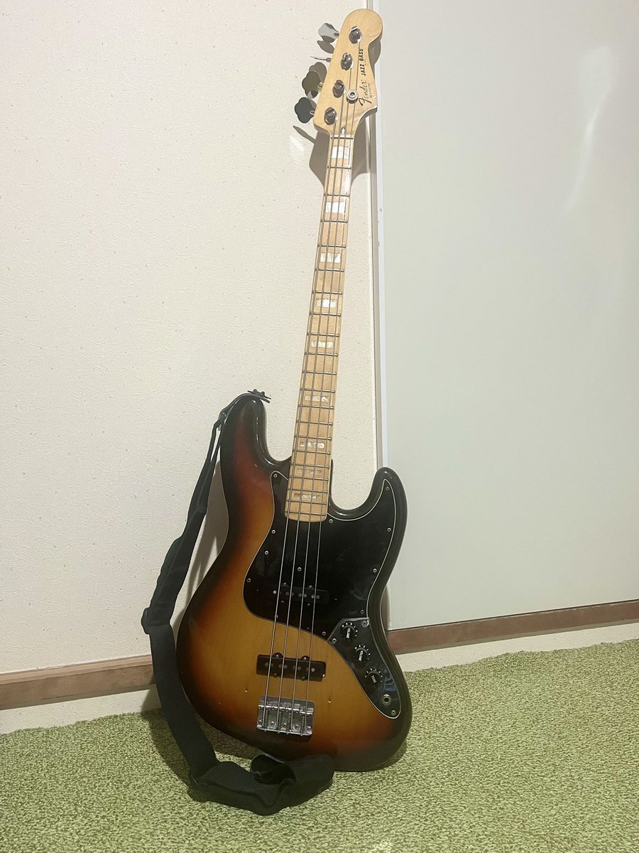 そういえば僕のベースは重たいなと思って、買って10年越しに初めて重さ測ってみたら5.2キロ

あなたそんなに重かったのね。

Fender Jazz Bass 1978