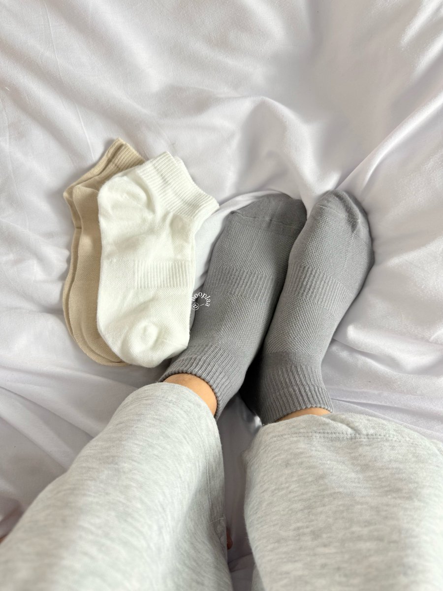 udah rajin cuci kaki, rajin ganti kaos kaki tapi masih ngerasa gampang bau kaki?? 

mungkin problemnya itu dikaos kaki yg kalian pake… 

gw nemu kaos kaki ini bahannya premium cotton 100% nyaman bgt, dipake seharian pun gabikin bau sikil pdhl cuma 20rb🫠👍🏻